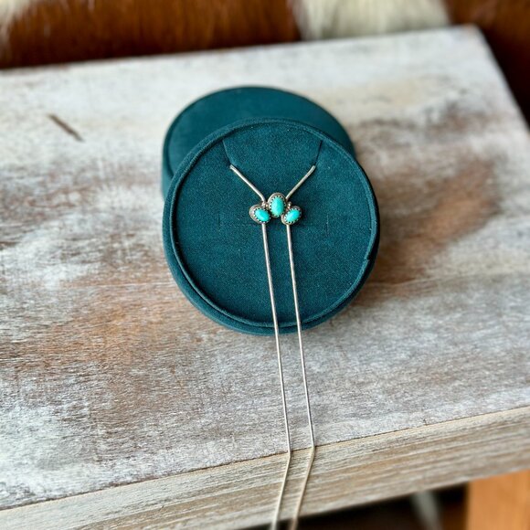 Calvin Authentic Turquoise Half Cluster Bolo Necklace - Picture 2 of 5